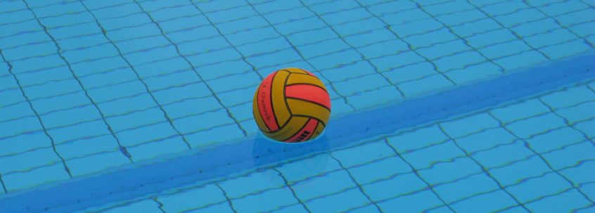 Wasserball gelb orange auf WasseroberflÀche treibend