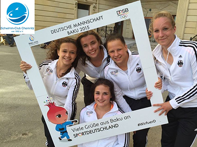 5 Mädchen in Trainingsanzügen halten einen Bilderrahmen "Deutsche Mannschaft Baku 2015" in die Kamera